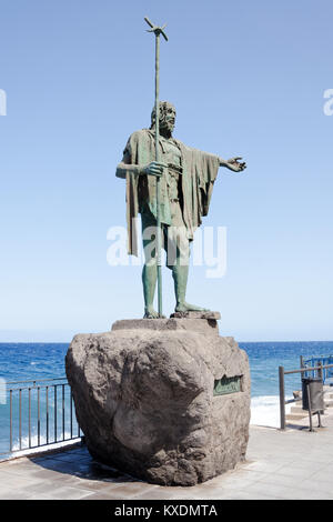 Statua di Beneharo, Guanche un capo o un mencey, parte delle nove statue del pre-ispanica kings situato in Plaza de la Patrona de Canarias, candel Foto Stock