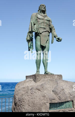 Statua di Pelicar, Guanche un capo o un mencey, parte delle nove statue del pre-ispanica kings situato in Plaza de la Patrona de Canarias, a Candela Foto Stock