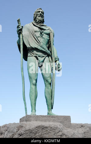 Statua di Pelinor, Guanche un capo o un mencey, parte delle nove statue del pre-ispanica kings situato in Plaza de la Patrona de Canarias, a Candela Foto Stock