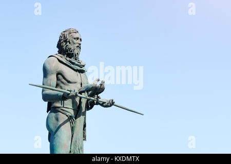 Statua di Anaterve, Guanche un capo o un mencey, parte delle nove statue del pre-ispanica kings situato in Plaza de la Patrona de Canarias, candel Foto Stock