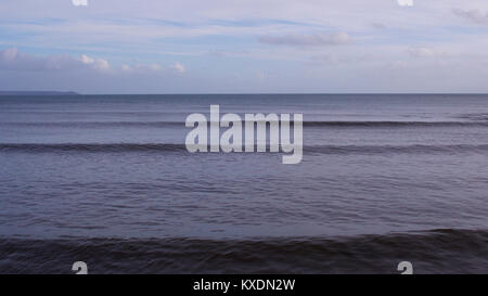 Mall si gonfiano le linee, onde sul sud costa Cornwall, Regno Unito Foto Stock