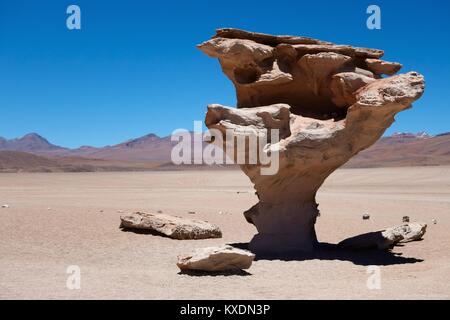 Formazione di roccia Arbol de Piedra, struttura in pietra, Reserva Nacional de fauna Andina Eduardo Abaroa, Altiplano, Sur Lípez, Bolivia Foto Stock