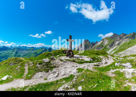 Bergkreuz, Koblat am Laufbichelsee, Algovia Alpi, Algovia, Baviera, Germania Foto Stock