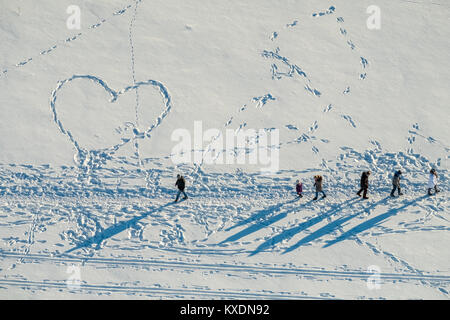 Orme di pedoni nella neve, cuore, a forma di cuore, Bergpark Wilhelmshöhe, Kassel, Hesse, Germania Foto Stock