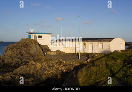 La pietra antica costruita casa-barca usata da Royal Ulster Yacht Club degli Ufficiali di gara per monitorare le gare di club in Bangor County Down Irlanda del Nord Foto Stock