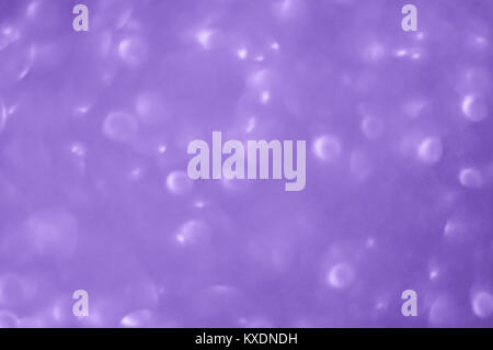 Una morbida fotografato bokeh sfondo in viola o viola con aspetto di subacquea effetto bolle. Foto Stock