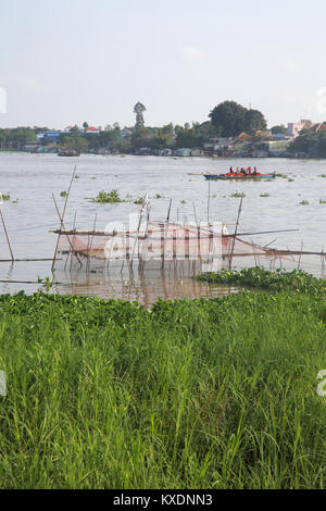 Trappole di pesce al confine della città di chau doc sul fiume Mekong tra il Vietnam e Cambogia Foto Stock