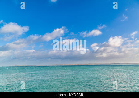 La Cornovaglia. Vista da St Ives oltre oceano con blu brillante di acqua e cielo perfetto. Foto Stock