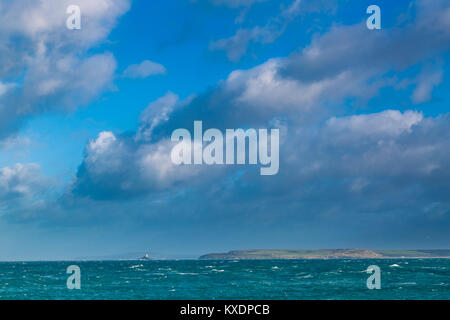 Faro di Godrevy come visto da St Ives in Cornovaglia attraverso il mare mosso. Britannico popolare località turistica. Foto Stock