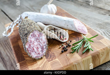 Fette di salame spagnolo sul sacco Foto Stock