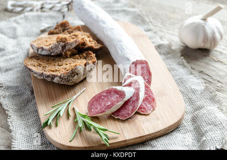 Fette di salame spagnolo sul sacco Foto Stock