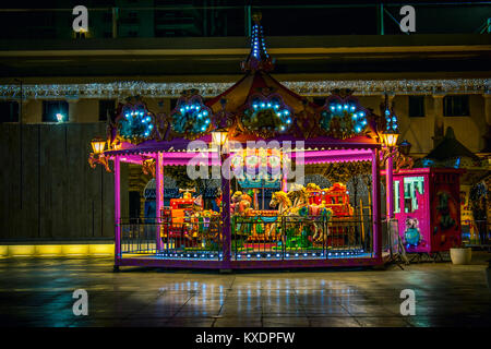 Colorata Giostra cavalli su strade di Malta per il Natale e il divertimento fiere vista notturna della giostra commercio divertimento Foto Stock