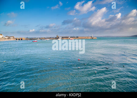 St Ives Harbour. Brilliant blu del mare e del cielo a pieno di marea in comuni turisti britannici desintation St Ives in Cornovaglia. Foto Stock