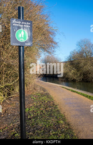 Grazie per rallentare il sign on Trent e Mersey Canal alzaia in Elworth Sandbach CHESHIRE REGNO UNITO Foto Stock
