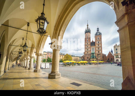 Panno Hall e St. Mary's Basilica sulla Piazza del Mercato di Cracovia, in Polonia Foto Stock