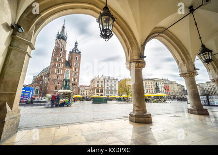 Panno Hall e St. Mary's Basilica sulla Piazza del Mercato di Cracovia, in Polonia Foto Stock