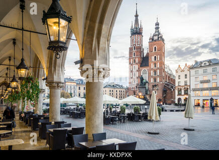 Panno Hall e Saint Mary's Basilica sulla Piazza del Mercato di Cracovia, in Polonia Foto Stock