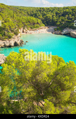 Angolo di alta vista di Cala Mitjana, Menorca, isole Baleari, Spagna Foto Stock