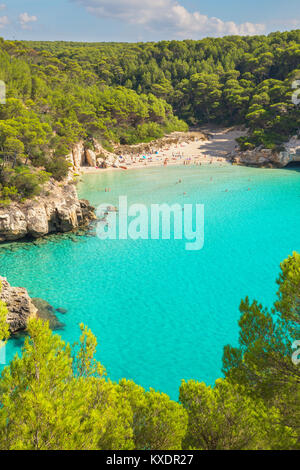 Vista di Cala Mitjana, Menorca, isole Baleari, Spagna Foto Stock