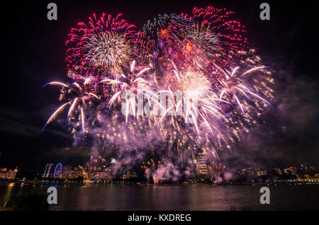 Fuochi d'artificio per Singapore giornata nazionale che si celebra ogni anno il 9 agosto in commemorazione del Singapore l'indipendenza nel 1965. Foto Stock