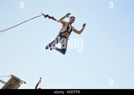 La Bielorussia, Gomel, 01 Maggio 2017.Jumping con una corda.L'estrema guy scavalcato da un enorme altezza.Ropejumping. Foto Stock