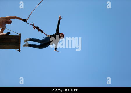 La Bielorussia, Gomel, 01 Maggio 2017.Jumping con una corda.L'estrema guy scavalcato da un enorme altezza.Ropejumping. Foto Stock