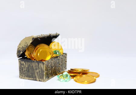 Monete d oro e gioielli in Treasure box Foto Stock