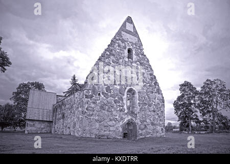 La rovina della vecchia chiesa di pietra in un giorno nuvoloso ad estate in Palkane, Finlandia. Hdr enhanced, in bianco e nero. Foto Stock