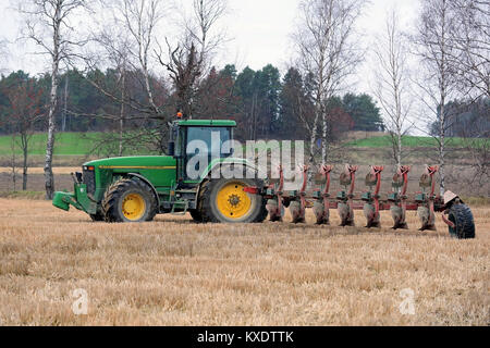 SALO, Finlandia - 25 ottobre 2014: Unnamed agricoltore arando un campo con John Deere trattore 8100 e Kverneland PB100 aratro con 7 solchi. PB100 suit Foto Stock