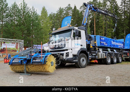 JAMSA, Finlandia - 30 agosto 2014: Volvo FMX 420 carrello equipaggiato con Snowek scopa rotante. Volvo Trucks e Snowek Oy presentano i loro prodotti a FinnMETK Foto Stock