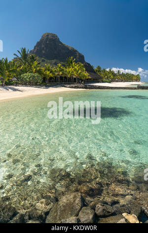 Am Strand Hotel Dinarobin Beachcomber vor dem Berg Le Morne Brabant, Halbinsel Le Morne, Black River, Mauritius, Afrika | spiaggia tropicale al di Foto Stock