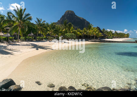 Am Strand Hotel Dinarobin Beachcomber vor dem Berg Le Morne Brabant, Halbinsel Le Morne, Black River, Mauritius, Afrika | spiaggia tropicale al di Foto Stock