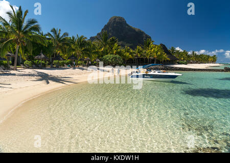 Am Strand Hotel Dinarobin Beachcomber vor dem Berg Le Morne Brabant, Halbinsel Le Morne, Black River, Mauritius, Afrika | spiaggia tropicale al di Foto Stock