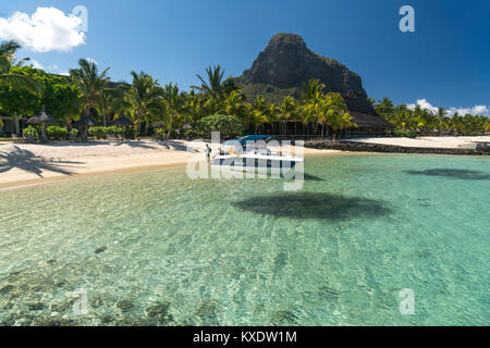 Am Strand Hotel Dinarobin Beachcomber vor dem Berg Le Morne Brabant, Halbinsel Le Morne, Black River, Mauritius, Afrika | spiaggia tropicale al di Foto Stock