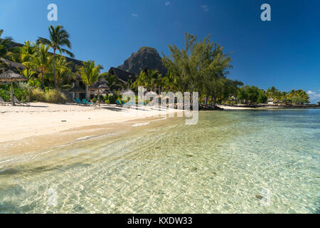 Am Strand Hotel Dinarobin Beachcomber vor dem Berg Le Morne Brabant, Halbinsel Le Morne, Black River, Mauritius, Afrika | spiaggia tropicale al di Foto Stock