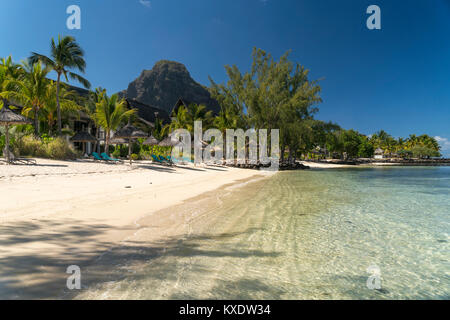 Am Strand Hotel Dinarobin Beachcomber vor dem Berg Le Morne Brabant, Halbinsel Le Morne, Black River, Mauritius, Afrika | spiaggia tropicale al di Foto Stock