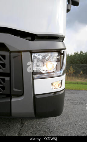 LIETO, Finlandia - 4 ottobre 2014: Renault T480 carrello trattore con luci anabbaglianti e luci per illuminare la traiettoria in curva a. Renault Trucks T è aggiudicato il Ospiti int Foto Stock