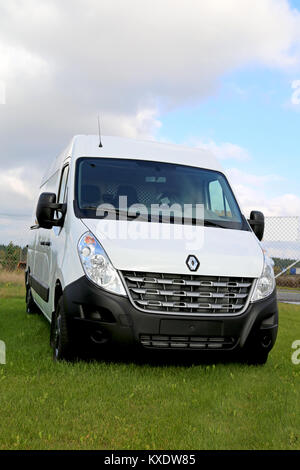 LIETO, Finlandia - 4 ottobre 2014: Bianco Renault Master furgone di terza generazione sul display. La terza generazione di gamma è 2,3 litri di diesel a 4 cilindri Foto Stock