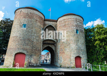 Gentpoort (gate di Gand) nella città medievale di Bruges, Belgio Foto Stock