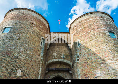 Gentpoort (gate di Gand) nella città medievale di Bruges, Belgio Foto Stock