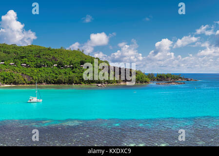 Barche a vela in una bellissima baia nelle Seicelle. Foto Stock