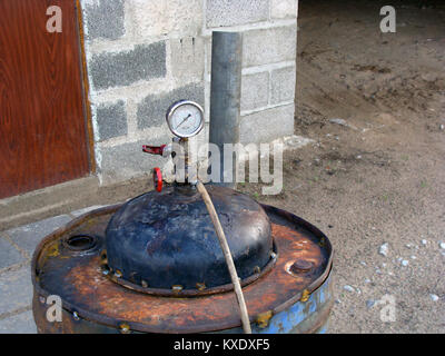 In casa steem caldaia dalla canna metallica esterna parte superiore Foto Stock