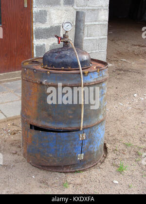 In casa steem caldaia dal cilindretto metallico per esterno Foto Stock