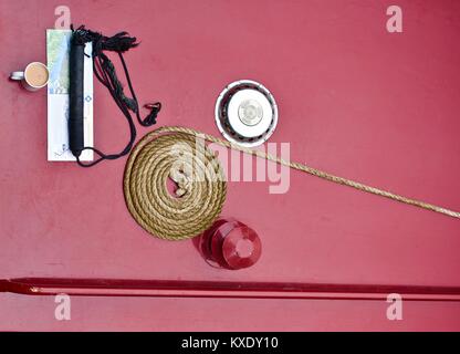 Vista aerea del rotolo di corda e la mappa e la tazza di tè sulla sommità del narrowboat Foto Stock