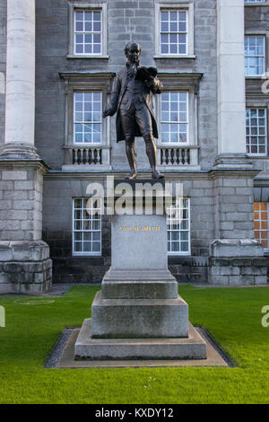 Statua di Oliver Coldsmith, Trinity College Dublin Foto Stock