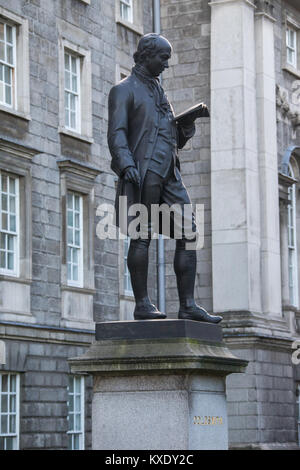 Statua di Oliver Coldsmith, Trinity College Dublin Foto Stock