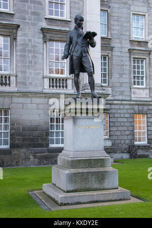 Statua di Oliver Coldsmith, Trinity College Dublin Foto Stock