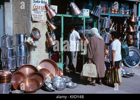 Tradizionale turca famiglia Shopping al di fuori di un rame Ware Shop nello storico quartiere del mercato e la città vecchia di Ulus, Ankara, Turchia Foto Stock