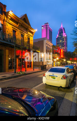 Street nel centro di Mobile in Alabama USA al crepuscolo Foto Stock