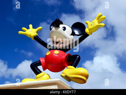 Monchique, Faro - Portogallo, 30th, marzo 2013. Studio Immagine di Mickey Mouse figura in piedi su una parete con un cielo blu sullo sfondo Foto Stock